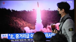 In Seoul werden bei der U-Bahn Bilder zum Raketenabschuss gezeigt. (Bild: AFP)