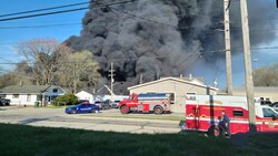 Die Flammen griffen von einem brennenden Sattelschlepper rasch auf das Lager einer Recycling-Firma über. (Bild: AP)