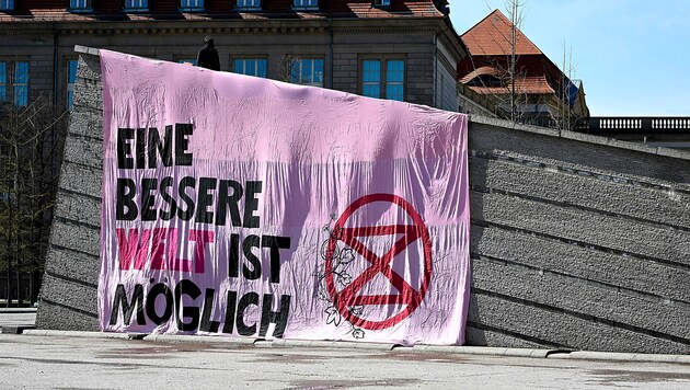 Die Gruppe Extinction Rebellion kämpft für eine „bessere Welt“, wie dieses Banner in Berlin verkündet. (Bild: APA/AFP/Tobias SCHWARZ)