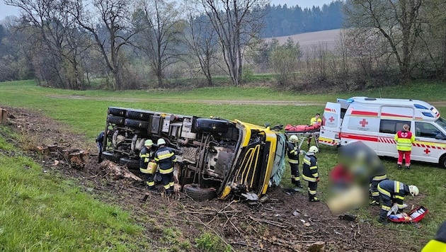Der Lkw stürzte die Böschung hinunter und kippte um. (Bild: Feuerwehr Poggersdorf)