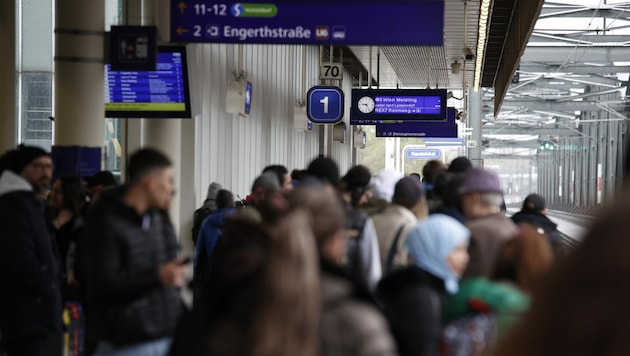 Wartende Fahrgäste in Wien: Im Osten Österreichs stand der Zugverkehr still. (Bild: APA/TOBIAS STEINMAURER)