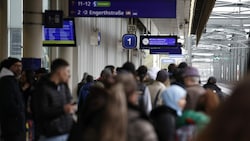 Wartende Fahrgäste in Wien: Im Osten Österreichs stand der Zugverkehr still. (Bild: APA/TOBIAS STEINMAURER)