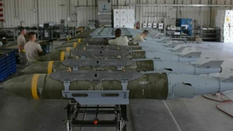 JDAM-Bomben in einem US-Hangar. Die Abkürzung steht für „Joint Direct Attack Munition“, per GPS und Steuerflächen am Heck werden aus normalen, freifallenden Bomben gelenkte Sprengkörper, die ihr Ziel metergenau treffen. (Bild: US Air Force)