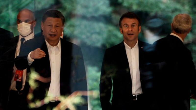 Frankreichs Präsident Emmanuel Macron sieht in seinem chinesischen Gegenüber Xi Jinping einen „Partner, einen Konkurrenten und einen systemischen Rivalen“. (Bild: AP)