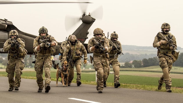 Soldaten sindn nun in niederösterreichischem Schuhwerk unterwegs (Bild: Jay Jones)