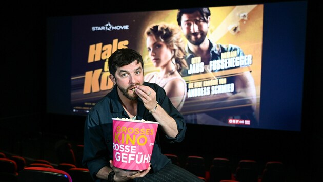 „Die schmecken richtig gut“, gab sich Otto Jaus beim Fotoshooting im Kinosaal von Star Movie als Popcorn-Kritiker. (Bild: Markus Wenzel)