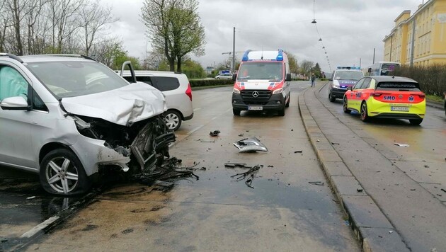 Bei dem Unfall wurden zwei Frauen verletzt. Die Unfallenkerin war mit ihrem Wagen in drei Fahrzeuge gekracht. (Bild: Berufsrettung Wien)