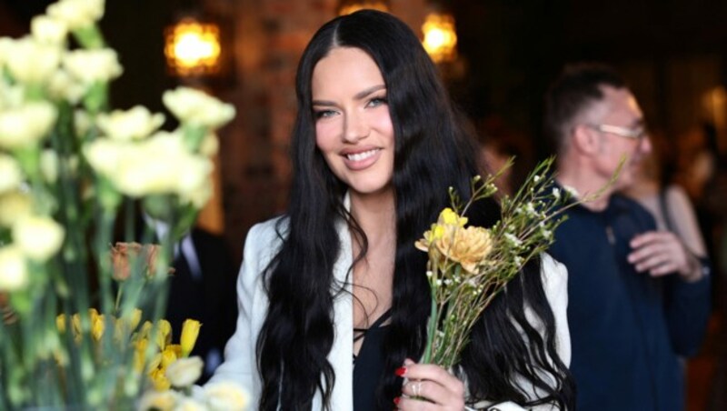 Adriana Lima besucht das Victoria‘s Secret Heavenly Fragrance Event im The Bowery Hotel am 11. April 2023 in New York City. (Bild: APA/Dimitrios Kambouris/Getty Images for Victoria‘s Secret/AFP)