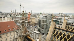 Hoch über den Dächern der Stadt arbeitet der Steinmetz des Stephansdoms. (Bild: Rainer Fehringer)