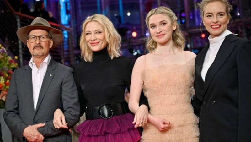 Sophie Kauer (2. v. re.) glänzte auf dem Red Carpet mit „Tár“-Regisseur Todd Field und den Schauspielerinnen Cate Blanchett und Nina Hoss. (Bild: Fabian Sommer / dpa / picturedesk.com)