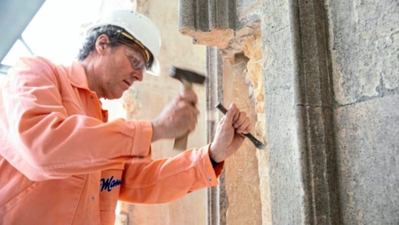 Steinmetz Getzner bei der Arbeit am Stephansdom. (Bild: Rainer Fehringer)