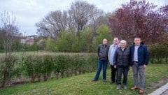 Christian Kniefacz, Manfred Huber, Alt-Bürgermeister Stefan Mikula und Thomas Schöner „Am Bergl“. Hier soll das Pflegezentrum entstehen. (Bild: Charlotte Titz)