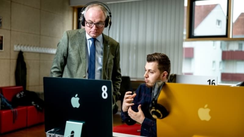 Stephan Pernkopf beim musikalischen Fachsimpeln mit Studenten. (Bild: Imre Antal)