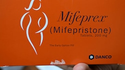 Ein Berufungsgericht in den USA hat am Mittwoch entschieden, dass die Abtreibungspille Mifepriston vorläufig weiter auf dem Markt bleiben darf. (Bild: AFP/Robyn Beck)