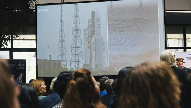 Weltraum-Fans, Wissenschafter und Studenten fieberten im Grazer IWF mit. (Bild: Christian Jauschowetz)