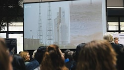 Weltraum-Fans, Wissenschafter und Studenten fieberten im Grazer IWF mit. (Bild: Christian Jauschowetz)