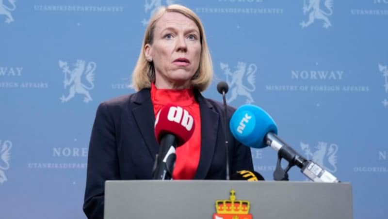 Norwegens Außenministerin Anniken Huitfeldt erklärte im Zuge einer Pressekonferenz im Außenministerium in Oslo die 15 unter dem Deckmantel von Diplomaten agierenden Geheimdienstoffiziere zu unerwünschten Personen. (Bild: APA/AFP/NTB/Javad Parsa)