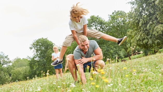 Kinder und Jugendliche sollten sich täglich mindestens eine Stunde bewegen - am besten an der frischen Luft. (Bild: Robert Kneschke)