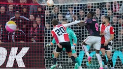 Feyenoords Mats Wieffer bekam den Ball an die Hand, der Schiri entschied - zur Verwunderung vieler - auf Elfmeter. (Bild: AP)