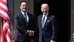 von links: Der irische Premierminister Leo Varadkar und US-Präsident Joe Biden in Irland (Bild: Jim Watson/AFP)