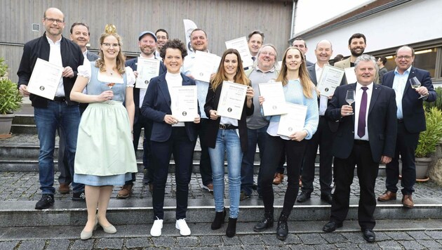 Ausgezeichnet! Alle glücklichen Award-Gewinner mit der Weinprinzessin im Martinsschlössl in Donnerskirchen. (Bild: Judt Reinhard)