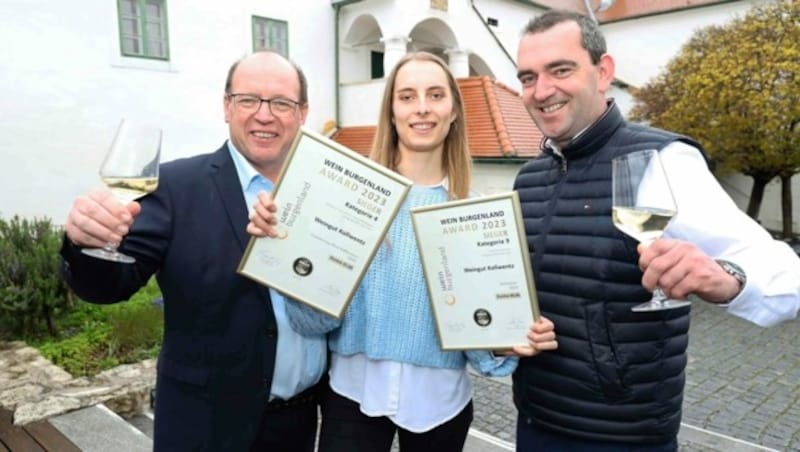 Doppelsiegerin Christina Kollwentz, flankiert von den Gratulanten Andreas Liegenfeld und Herbert Oschep. (Bild: Judt Reinhard)