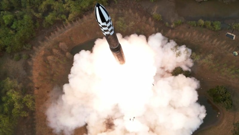 Die Hwasong-18 soll mit einem Feststoff angetrieben werden. Das wäre eine grundlegende Weiterentwicklung des nordkoreanischen Raketenprogramms. (Bild: AP)