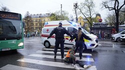 Am Donnerstag blockiert die Letzte Generation mit der Heinrichstraße und dem Glacis zwei Hauptverkehrsrouten in der Grazer Innenstadt. (Bild: Letzte Generation)