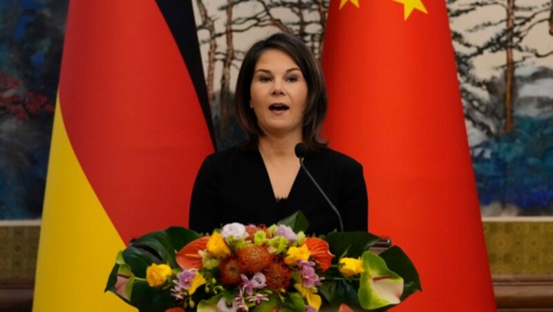 Die deutsche Außenministerin Annalena Baerbock in Peking (Bild: Suo Takekuma/Pool Photo/AP))