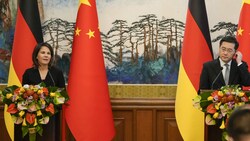 von links: Deutschlands Außenministerin Annalena Baerbock und ihr chinesischer Amtskollege Qin Gang (Bild: Suo Takekuma/Pool/AFP)