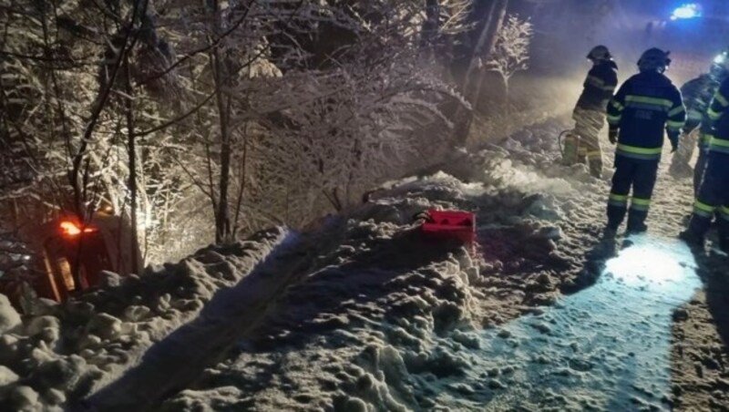 Auf den Bergen in der Steiermark liegt quasi überall Schnee. Am Schanzsattel (Bezirk Bruck-Mürzzuschlag) kam es wegen des Neuschnees bereits zu einem Autounfall. (Bild: BFVMZ/FF Stanz)