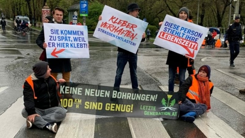 Beim „Klebe-Finale“ am Freitag am Grazer Geidorfplatz marschierte die Freiheitliche Jugend Graz mit Plakaten auf und sprach mit den Aufschriften wohl einigen Autofahrern wohl direkt aus der Seele. (Bild: FPÖ Graz)