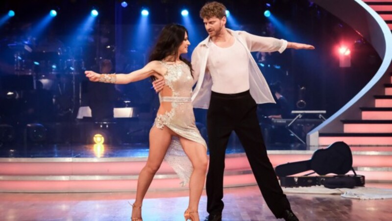 Lucas Fendrich & Lenka Pohoralek tanzen eine Rumba zu „Shallow“ (Bild: ORF)