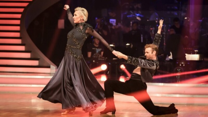 Eveline Eselböck & Peter Erlbeck tanzen einen Paso Doble zu „O Fortuna“ (Bild: ORF)