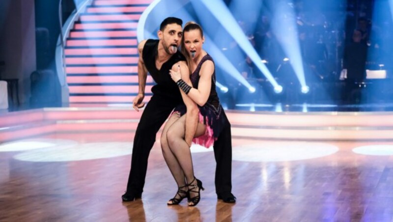 Missy May & Dimitar Stefanin tanzen einen Jive zu „Bad Guy“ (Bild: ORF)