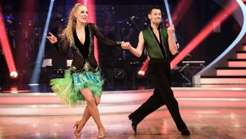 Lilian Klebow & Florian Gschaider tanzen einen Samba zu „Higher Love“ (Bild: ORF)