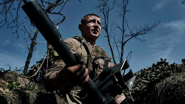 Ein ukrainischer Soldat mit einem Granatwerfer in der Nähe der Stadt Bachmut (Bild: AP)