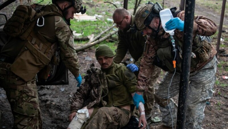 Die Schlacht um Bachmut bringt für beide Kriegsparteien hohe Verluste. Im Bild ist ein verwundeter ukrainischer Soldat zu sehen. (Bild: AP)