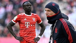 Sadio Mane (l.) kann auf Trainer Thomas Tuchel zählen. (Bild: APA/AFP/Christof STACHE/MICHAELA REHLE)