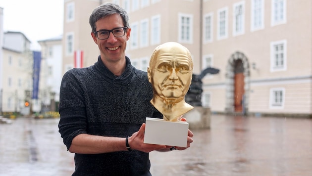 Kay-Michael Dankl von der KPÖ Plus mit der goldenen Büste. (Bild: Sarah Pansy)