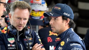 Red-Bull-Teamchef Christian Horner (l.) bestätigt das Engagement von Sergio Perez. (Bild: APA/AFP/POOL/Geert Vanden Wijngaert)