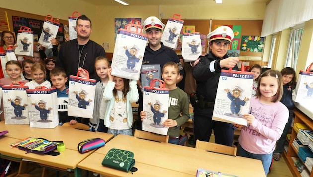 Zum Abschluss des Besuchs erhielten die Kinder ein kleines Dankeschön mit Goodies überreicht. (Bild: Judt Reinhard)