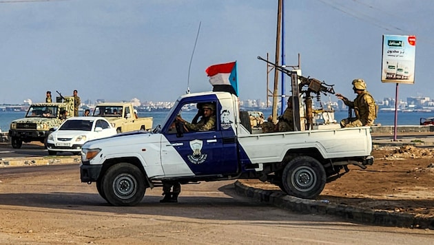 Sicherheitskräfte bewachen den internationalen Flughafen Aden, wo der Gefangenenaustausch vollzogen wurde. (Bild: APA/AFP/Saleh Al-OBEIDI)