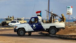 Sicherheitskräfte bewachen den internationalen Flughafen Aden, wo der Gefangenenaustausch vollzogen wurde. (Bild: APA/AFP/Saleh Al-OBEIDI)