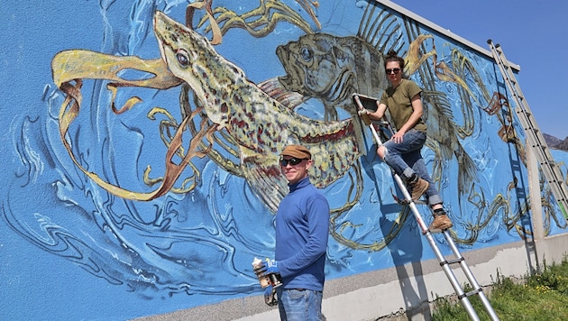 Julia Heinisch und Frederic Sontag arbeiten an einer Gartenmauer in Ebensee - eine Auftragsarbeit. (Bild: Hörmandinger Reinhard)