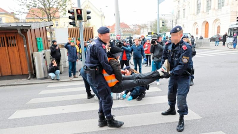 Tagtäglich musste die Polizei die Klima-Aktivisten von der Straße tragen (Bild: Christian Jauschowetz)