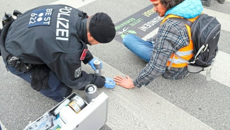 Lösemittel und Co. gehören mittlerweile bei vielen Grazer Streifen schon zur Standard-Ausrüstung (Bild: Christian Jauschowetz)