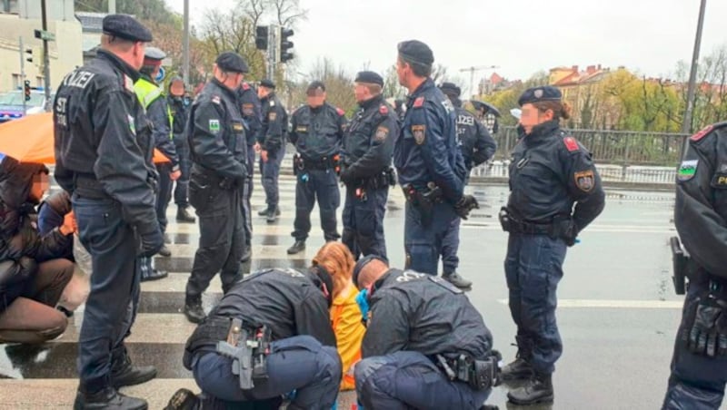 Die Polizei-Präsenz war groß bei den Protest-Aktionen diese Woche (Bild: Letzte Generation)