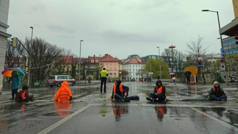 Selbst bei Regen klebten sich die Aktivisten am Donnerstag auf die Straße (Bild: Letzte Generation)