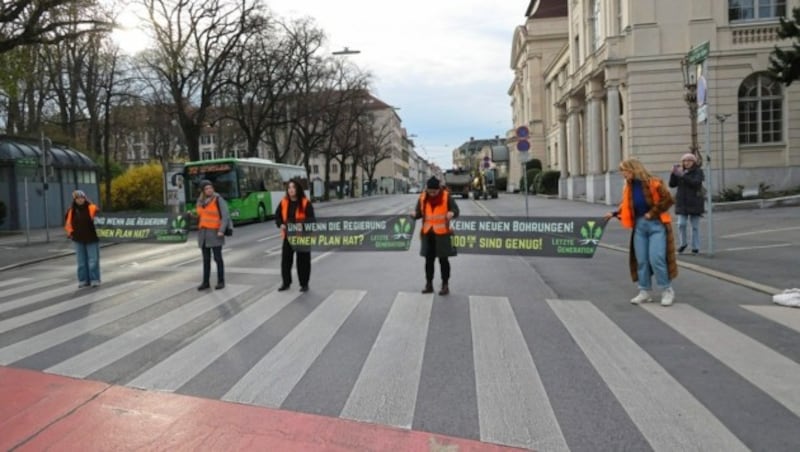 Am Dienstag nach Ostern begann die „Letzte Generation“ mit ihrer Protest-Woche bei der Grazer Oper. (Bild: Christian Jauschowetz)